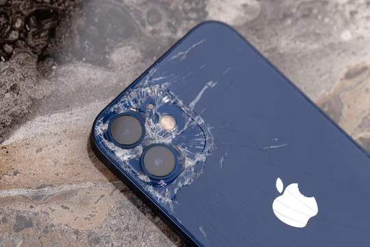 Замена задней крышки на iPhone в Ижевске