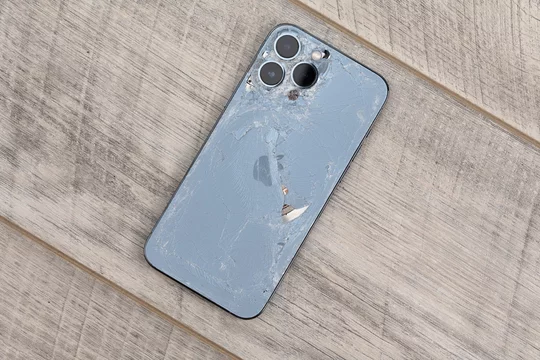 Замена заднего стекла на iPhone в Ижевске